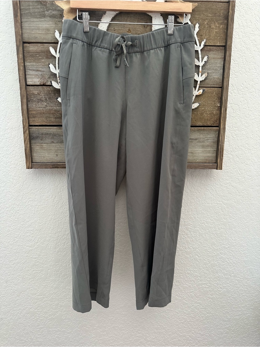 Lululemon On the Fly 7/8 Pant‎ in Grey Sage size 8